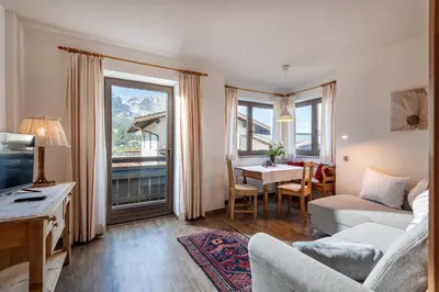 Ein Sitzbereich in der Unterkunft Haus Alpin