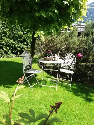 Ein Garten an der Unterkunft Dreilärchenhaus
