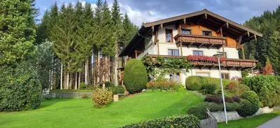 Ein Garten an der Unterkunft Am Waldrand 252