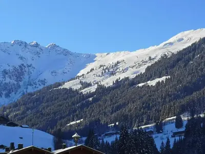 Ein allgemeiner Bergblick oder ein Berglick von der Ferienwohnung aus