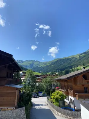 Ein allgemeiner Bergblick oder ein Berglick von der Ferienwohnung aus