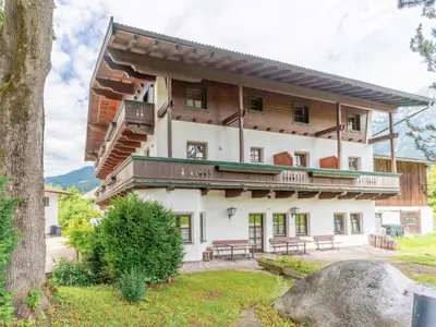 Das Gebäude in dem sich das Ferienhaus befindet