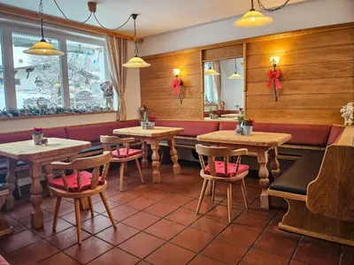 Ein Restaurant oder anderes Speiselokal in der Unterkunft Gruppenhaus Alpenglück