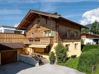Das Gebäude in dem sich das Ferienhaus befindet