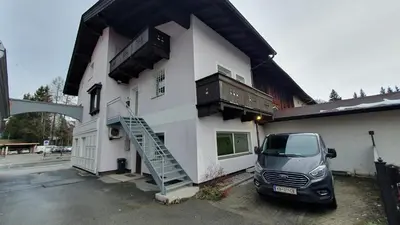 Das Gebäude in dem sich das Ferienhaus befindet