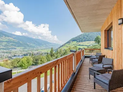 Ein allgemeiner Bergblick oder ein Berglick von des Ferienhauses aus
