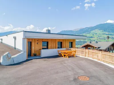 Ein allgemeiner Bergblick oder ein Berglick von des Ferienhauses aus