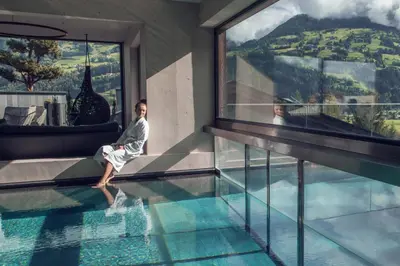 Ein allgemeiner Bergblick oder ein Berglick von des Aparthotels aus