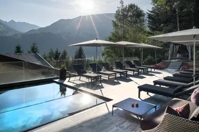 Ein allgemeiner Bergblick oder ein Berglick von des Aparthotels aus