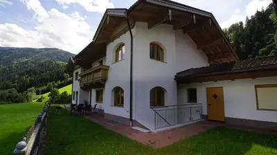 Ein allgemeiner Bergblick oder ein Berglick von des Ferienhauses aus