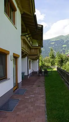 Ein allgemeiner Bergblick oder ein Berglick von des Ferienhauses aus