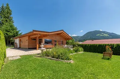 Ein allgemeiner Bergblick oder ein Berglick von des Ferienhauses aus
