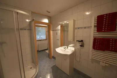 Ein Badezimmer in der Unterkunft Haus Sandra