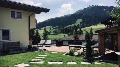 Ein allgemeiner Bergblick oder ein Berglick von des Ferienhauses aus