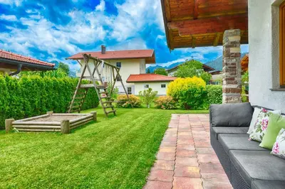 Ein Garten an der Unterkunft Haus TIROL