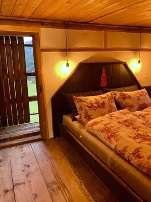 Ein Bett oder Betten in einem Zimmer der Unterkunft Kastnhäusl Wildschönau - urige Hütte mit Bergblick