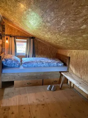 Ein Bett oder Betten in einem Zimmer der Unterkunft Kastnhäusl Wildschönau - urige Hütte mit Bergblick