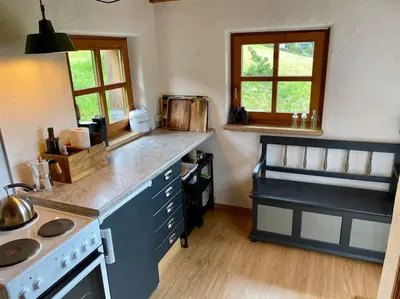 Küche/Küchenzeile in der Unterkunft Kastnhäusl Wildschönau - urige Hütte mit Bergblick