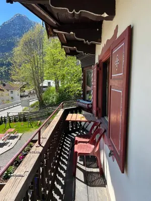 Ein allgemeiner Bergblick oder ein Berglick von des Aparthotels aus