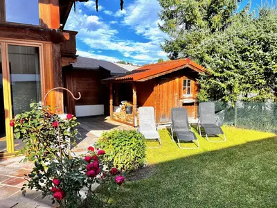 Ein Garten an der Unterkunft BOUTIQUE KAISERLODGE mit privater SAUNA & WHIRLPOOL by Belle Stay
