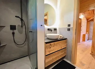 Ein Badezimmer in der Unterkunft BOUTIQUE KAISERLODGE mit privater SAUNA & WHIRLPOOL by Belle Stay
