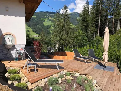 Ein allgemeiner Bergblick oder ein Berglick von des Ferienhauses aus