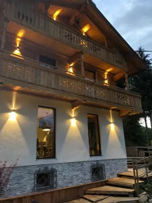 Das Gebäude in dem sich das Ferienhaus befindet