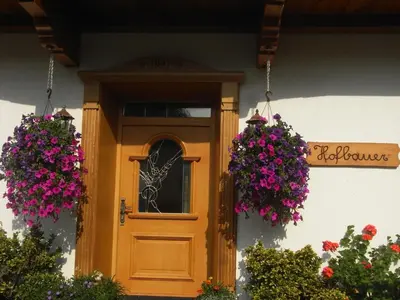 Eine Fassade oder ein Eingang zu Hofbauer