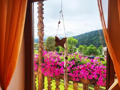 Ein allgemeiner Bergblick oder ein Berglick von des Ferienhauses aus