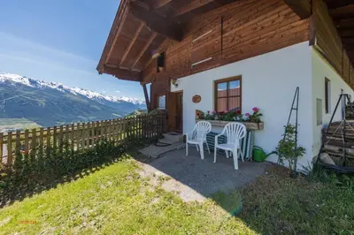 Ein allgemeiner Bergblick oder ein Berglick von des Ferienhauses aus