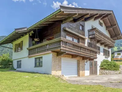 Das Gebäude in dem sich das Ferienhaus befindet
