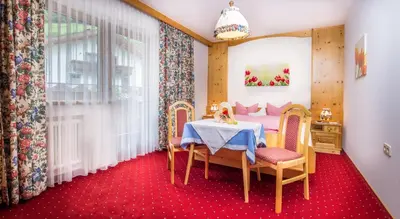 Ein Sitzbereich in der Unterkunft Landhaus Tipotsch