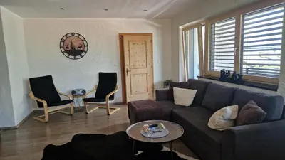 Ein Sitzbereich in der Unterkunft Ferienwohnung Bergzauber