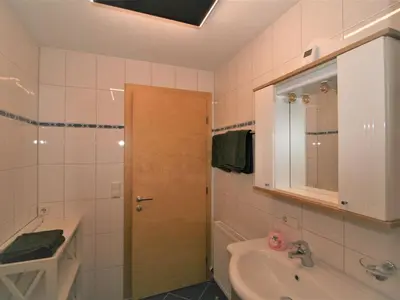 Ein Badezimmer in der Unterkunft Apartment Franz by Interhome
