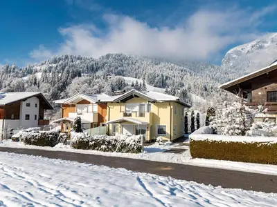 Ein allgemeiner Bergblick oder ein Berglick von des Ferienhauses aus