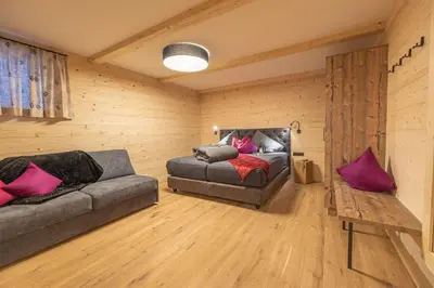 Ein Sitzbereich in der Unterkunft Grubi´s Chalet Alm