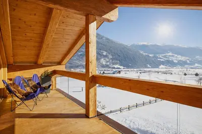 Ein allgemeiner Bergblick oder ein Berglick von des Ferienhauses aus