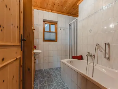 Ein Badezimmer in der Unterkunft Chalet Ferienhaus Taubenstein by Interhome