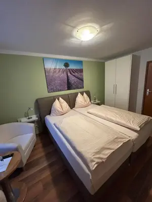 Ein Bett oder Betten in einem Zimmer der Unterkunft Gasthof Wildschönauer Bahnhof