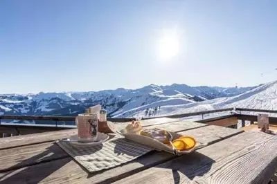 Ein allgemeiner Bergblick oder ein Berglick von der Ferienwohnung aus