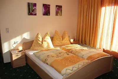 Ein Bett oder Betten in einem Zimmer der Unterkunft Gästehaus Neuhauser