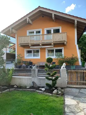 Das Gebäude in dem sich das Ferienhaus befindet