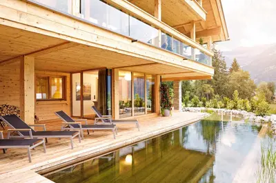 Der Swimmingpool an oder in der Nähe von SportLodge MOUNTAIN Suite - by AlpenLuxus Collection