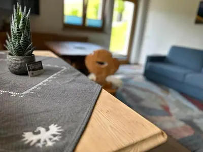 Ein Sitzbereich in der Unterkunft Ferienwohnung Bergzua