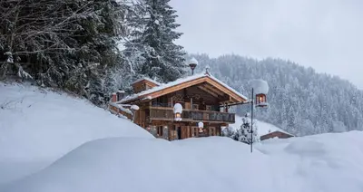Green Chalet from Centuries ago im Winter