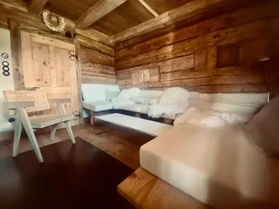 Ein Sitzbereich in der Unterkunft Green Chalet from Centuries ago
