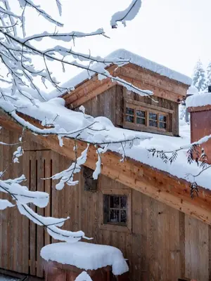Green Chalet from Centuries ago im Winter