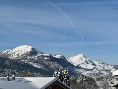 Ein allgemeiner Bergblick oder ein Berglick von des Ferienhauses aus
