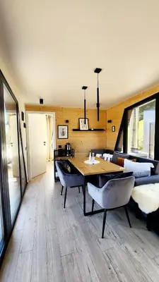 Ein Sitzbereich in der Unterkunft Alptime Tiny Lodge