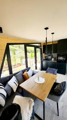 Ein Sitzbereich in der Unterkunft Alptime Tiny Lodge